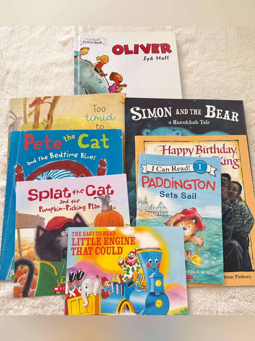 Bundle of kids books 8 pieces Scholastic level 1-2 reading